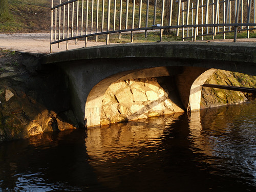 Rietošās saules gaisma zem tiltiņa