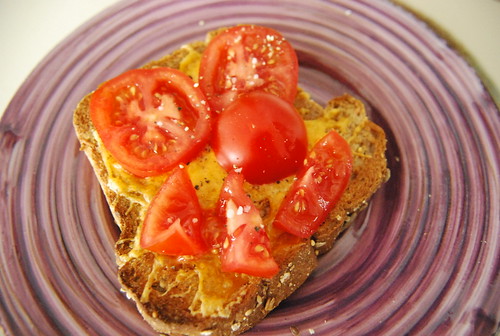 Toast with smoked cheddar and tomato