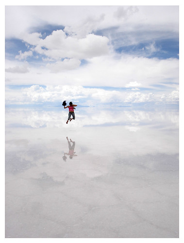  フリー画像| 人物写真| 一般ポートレイト| 跳ぶ/ジャンプ| ウユニ塩湖/ウユニ塩原| 雲の風景| ボリビア風景| 白色/ホワイト|    フリー素材| 