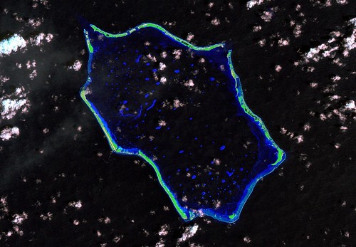 Penrhyn Atoll CW (1-125000) - Landsat S-04-05_2000 Image