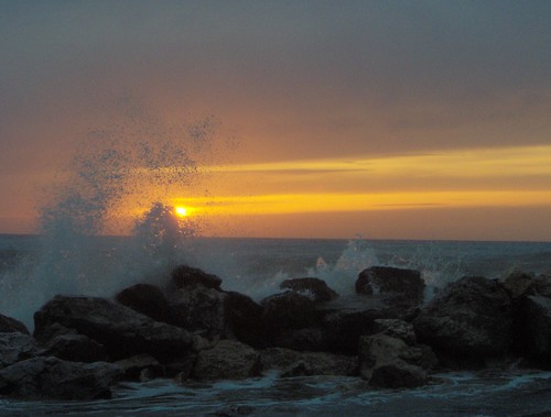 Tramonto d'onde sulle rocce