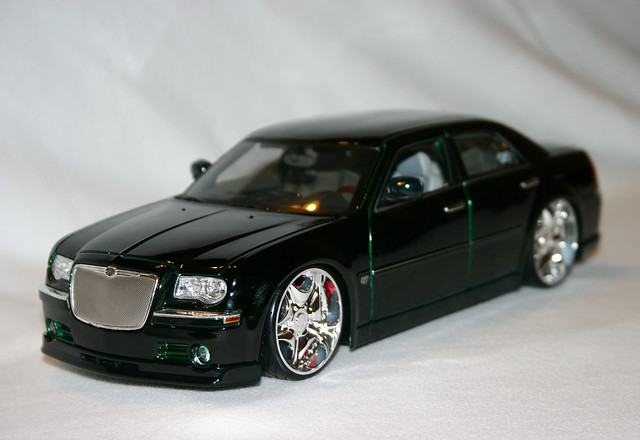 scale car by model chrysler 300 players 118 maisto
