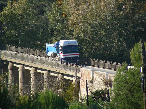 Camió sobre el pont després d'haver descarregat a Can Mata