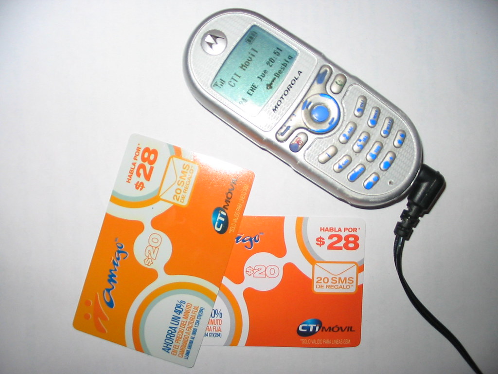 Un celular Motorola con 2 tarjetas CTI de $20 c/u.