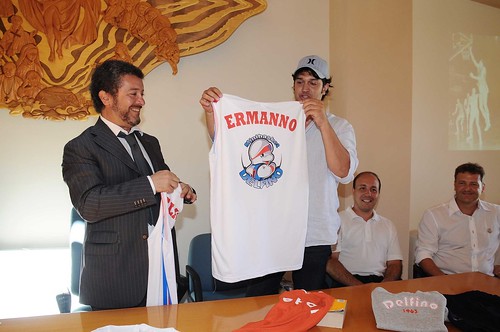 Una maglia dei delfini è stata consegnata, a titolo onorario, a Claudio Ferri (che giocava coi Delfini) e al padre cav. Ermanno Ferri, presidente della Delfino negli anni doro.