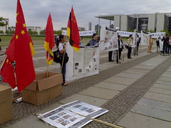 Chinesische Studenten vorm Reichstag