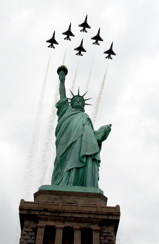 フリー画像|人工風景|彫刻/彫像|自由の女神|アメリカ風景|ニューヨーク|航空機/飛行機|サンダーバーズ|F-16ファイティング・ファルコン|フリー素材|