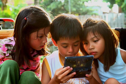  boy girl electronic game playing Buhay Pinoy Philippines Filipino Pilipino  people pictures photos life Philippinen      