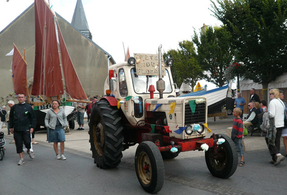 One of the decorated tractor thingys