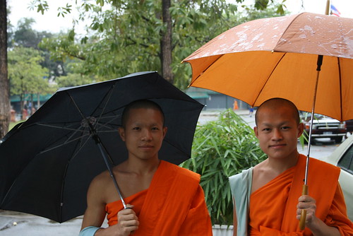 monjes con paraguas