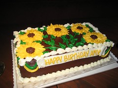 The gorgeous sunflower-themed cake. (10/21/07)