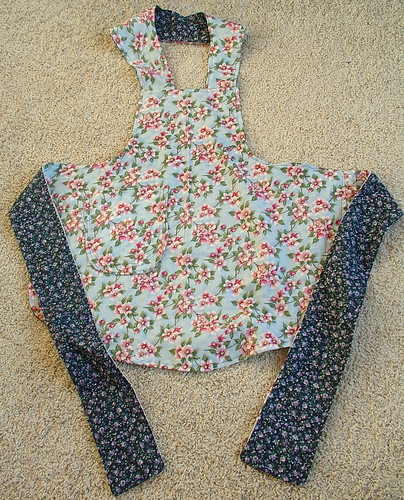 reversible apron made by smoothiejuice