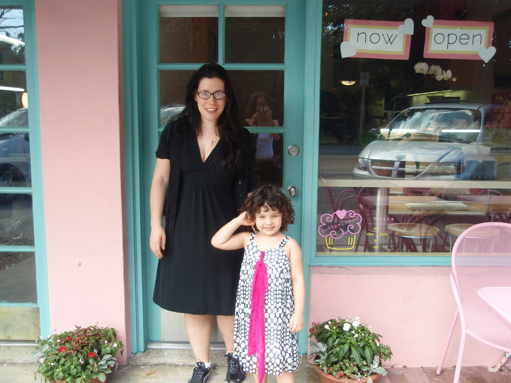 Me with Tashi in front of Buttercream Cupcakes & Coffee