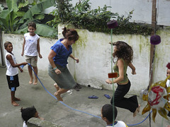 hedda playing with the kids in the favela