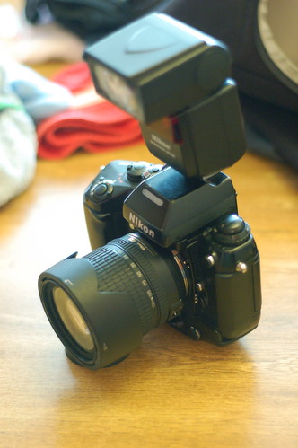 Derek's Nikon F4s - 18-135mm DX zoom + SB-600 flash oblique view