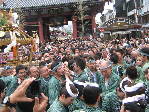Green team carrying the mikoshi during Sanja Matsuri