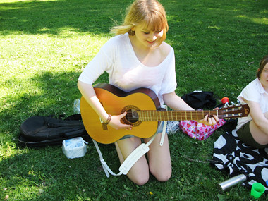 Alma spelar gitarr