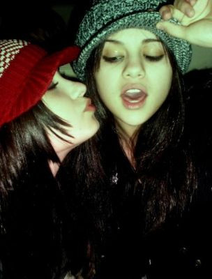 selena gomez and demi lovato kissing