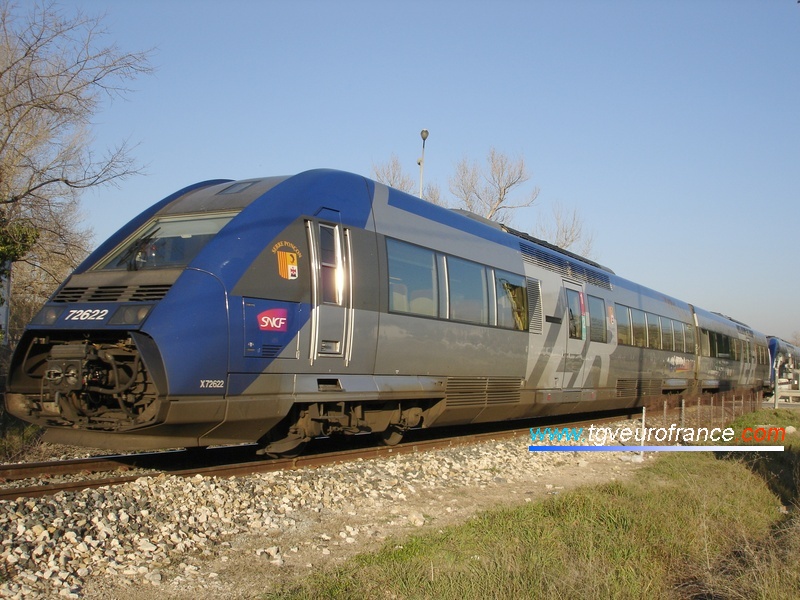 A detailed view of a French Diesel railcar (X 72500 SNCF) on the Briançon - Marseille rail link during the modernization of the Aix - Marseille railway.