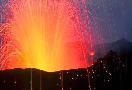 1909382576 eca9d20584 Danger and Beauty of Hawaiian Volcanoes