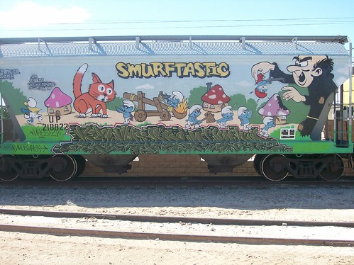 Grafitti de los pitufos en vagón de tren carguero (6)