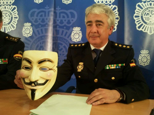 Un policía con una mascara de Anonymous