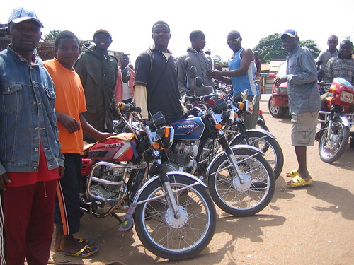 Motos en Akomban, Camerún