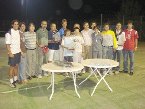 Tenistas que participaron del Torneo, junto con el Prof. Luis 