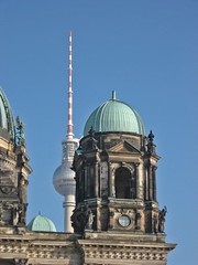 Berliner Dom mit Fernsehturm, der sich ins Bild schleicht