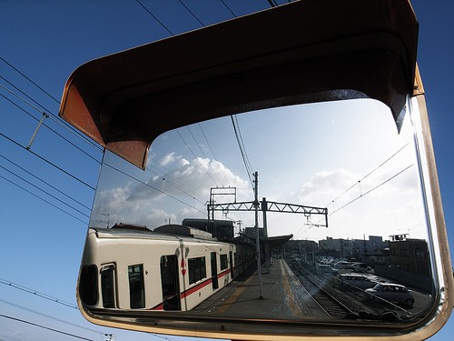 The train reflected to the mirror<br>