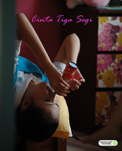 CINTA TIGA SEGI poster 1