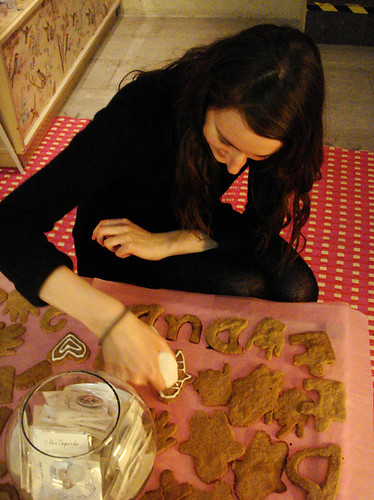 Mk decorando las galletas
