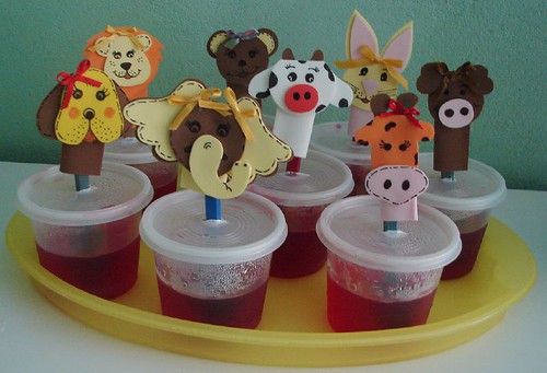 gelatina com dedoches de eva para lembrancinha do dia das crianças