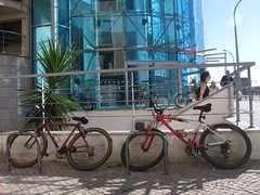 Bicicletas junto ao centro comercial Dolce Vita em Cascais