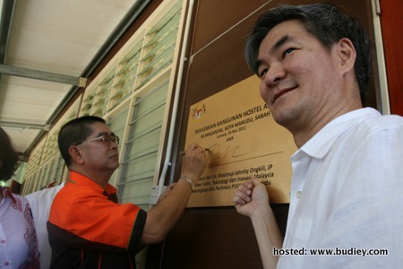 Majlis dirasmikan oleh YB Dato Seri Dr Maximus Ongkil dan Encik Henry Tan