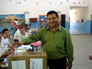 Daniel Calderon emite su voto en las elecciones de este domingo 28