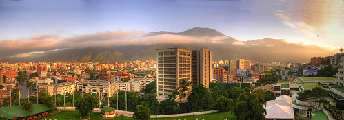 Caracas (Venezuela). Amanece en la ciudad con el monte Ávila al fondo. por josemazcona.