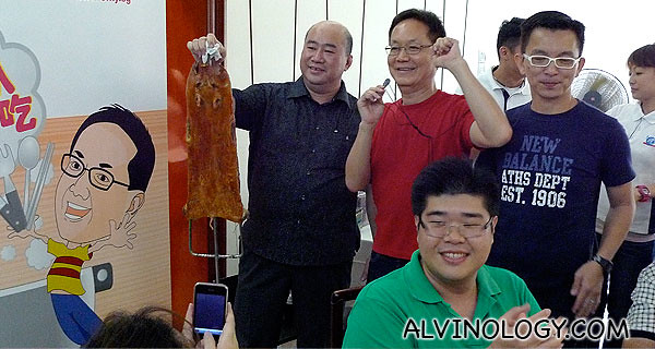 Teochew Restaurant's genourous towkay presenting the surprise dish