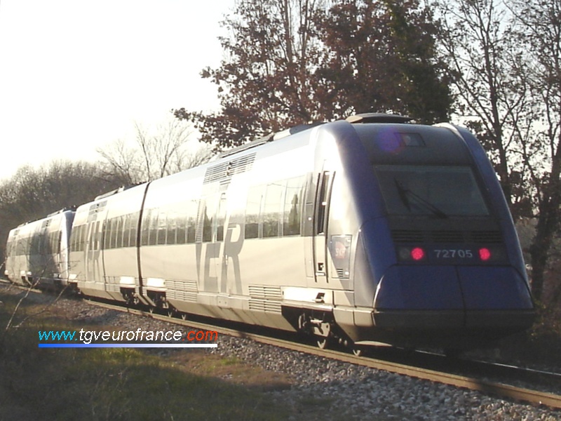 L'autorail Diesel (X 72705 - X 72706) arrive à la halte d'Aix-en-Provence Marchandises (Aix-Les Milles).