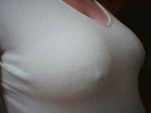 braless nip slip women pics: womeninbras