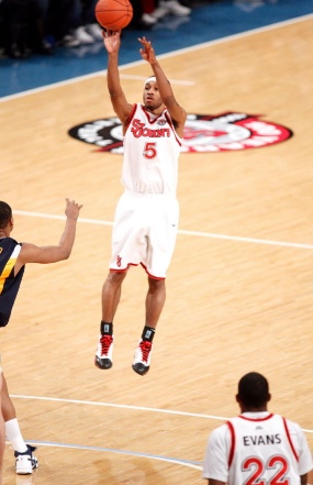 Larry Wright shoots against West Virginia
