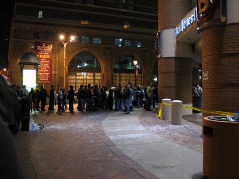 crowds entering the edward jones dome at america's center