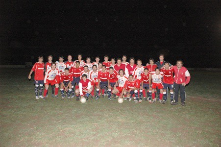 Jugadores de Estudiantes posan junto a jugadores de Independiente de Avellaneda -Gentileza FOTO CENTRO-