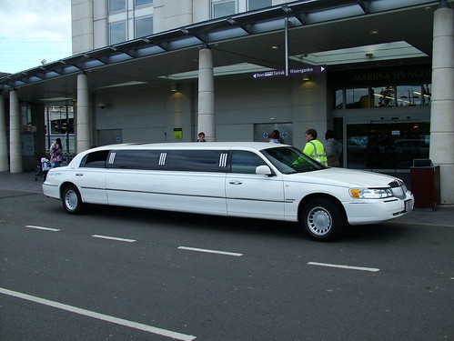 Lincoln Town Car Limo. Lincoln Town Car Limousine