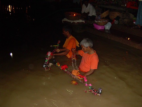 Devotos de Shiva en el Ganges