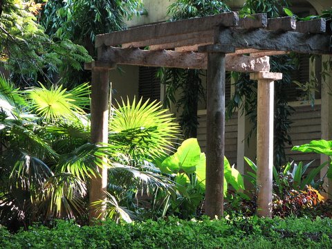 scene with palm fronds and pillars IISc 160408