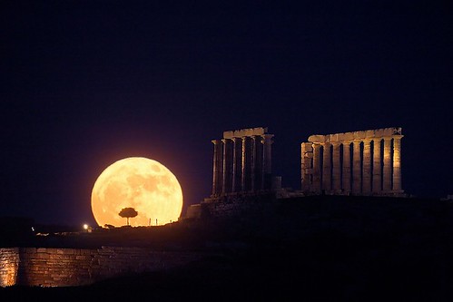 Lúa no templo de Poseidón -copyright Anthony Ayiomamitis (TWAN)- 