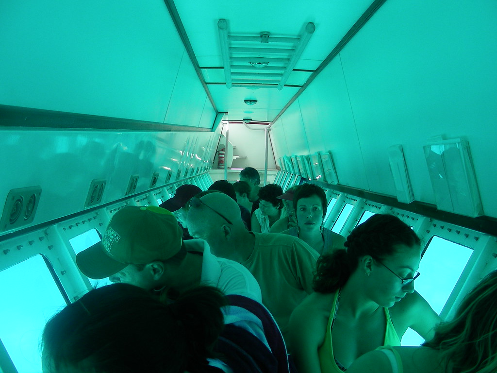Turistes dins un submarí