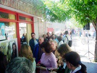 Gente esperando para comprar su ubicación para ver Jorge Rojas