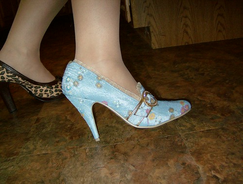 Marie Antoinette-ish shoes~ if only they had a french heel!